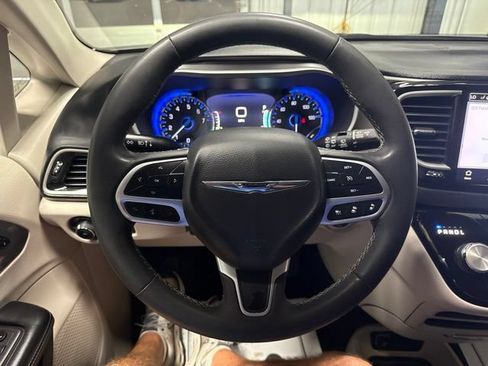 Used 2023 Chrysler Pacifica Touring-L FWD image 11