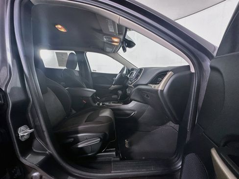 Used 2017 Jeep Cherokee Sport FWD image 29