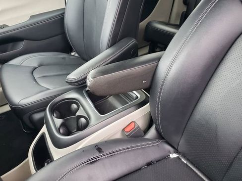 Certified 2024 Chrysler Pacifica Touring-L image 19