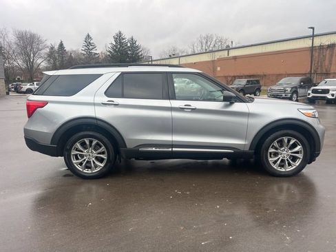Used 2022 Ford Explorer XLT w/ Equipment Group 202A image 4