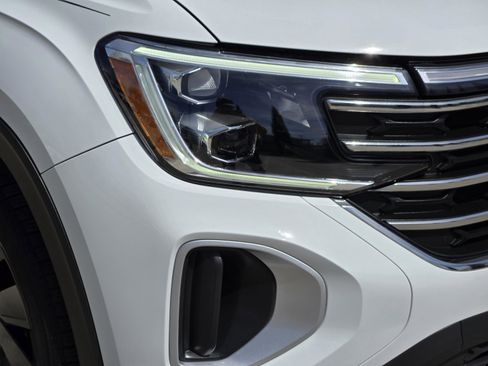 Used 2024 Volkswagen Atlas SE image 12