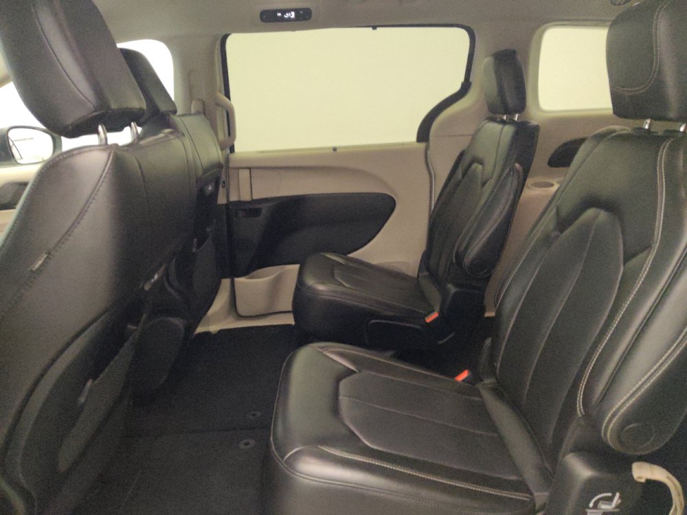 Used 2023 Chrysler Pacifica Touring-L FWD image 18