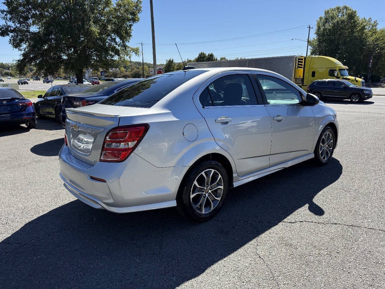Used 2017 Chevrolet Sonic LT w/ Convenience Package FWD image 5