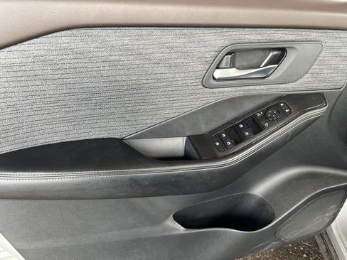 Used 2023 Nissan Rogue SV image 10