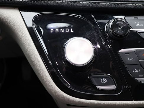 Used 2024 Chrysler Pacifica Select image 24