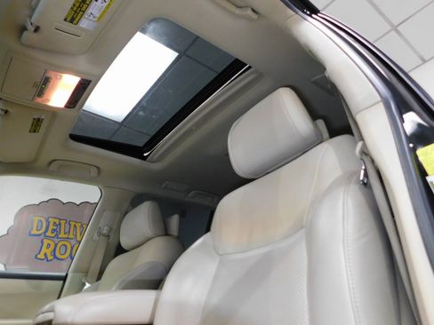 Used 2013 Lexus LX 570 4WD w/ Luxury Pkg w/Pre-crash image 40