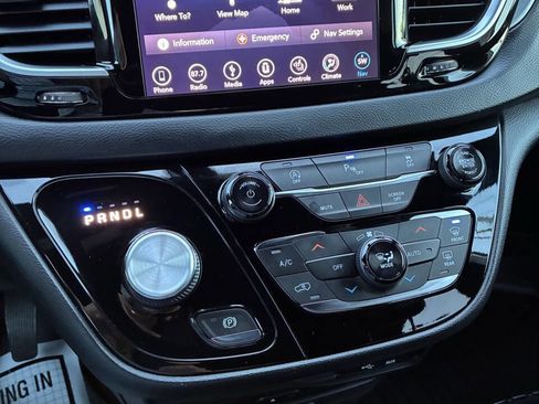 Used 2018 Chrysler Pacifica Touring-L Plus image 23