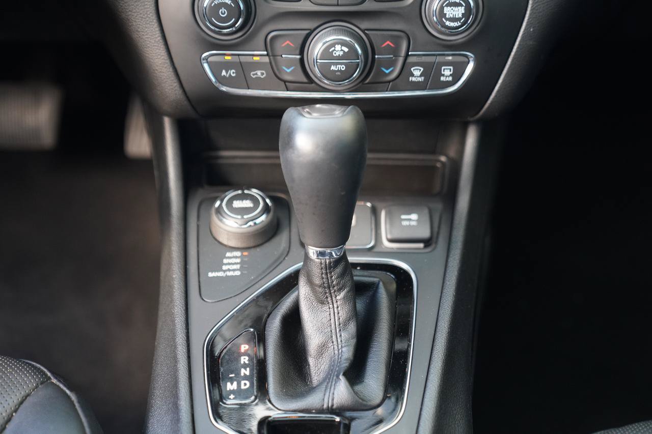 Used 2021 Jeep Cherokee Limited w/ Elite Package AWD/4WD image 35