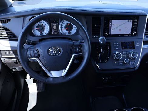 Certified 2019 Toyota Sienna SE Premium image 15