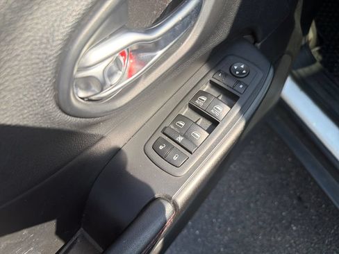 Used 2020 Jeep Cherokee Trailhawk w/ Comfort/Convenience Group AWD/4WD image 12