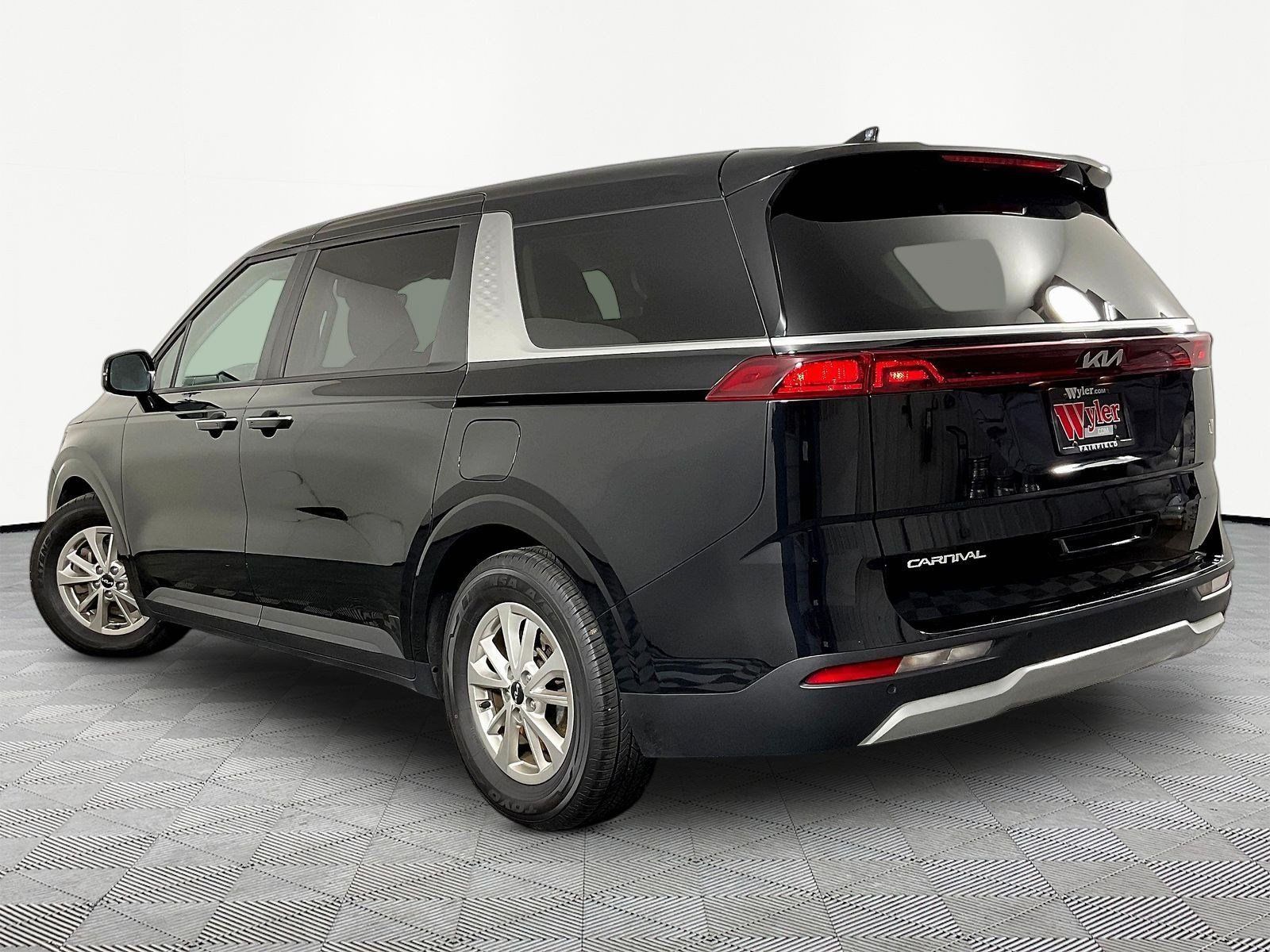 Used 2023 Kia Carnival LX FWD image 4