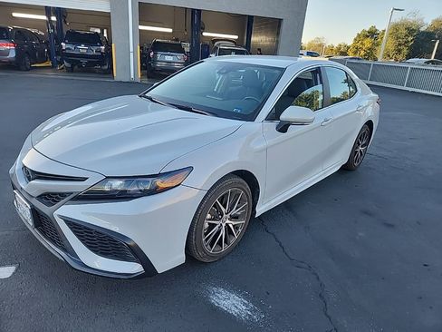 Certified 2024 Toyota Camry SE image 1