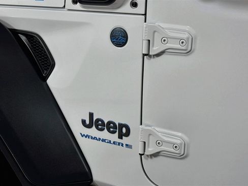 Used 2023 Jeep Wrangler Unlimited Rubicon 4xe w/ Cold Weather Group AWD/4WD image 9