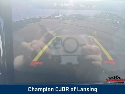 Used 2023 Chrysler Pacifica Touring-L image 27