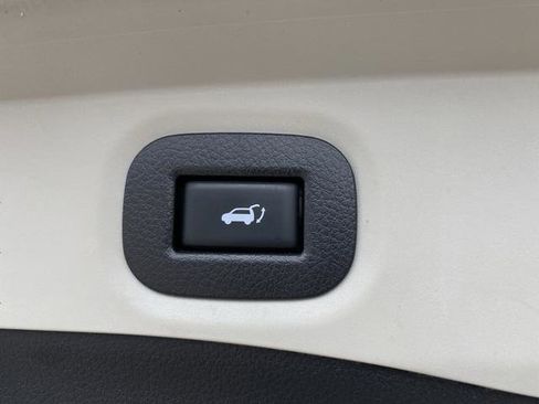 Used 2017 Nissan Rogue SV w/ SV Premium Package image 16