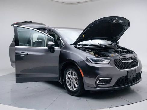 Used 2023 Chrysler Pacifica Touring-L FWD image 15