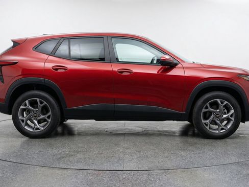 Used 2025 Chevrolet Trax LT FWD image 11