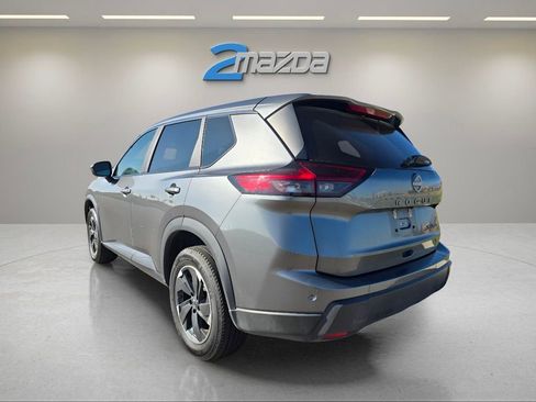 Used 2024 Nissan Rogue SV image 3