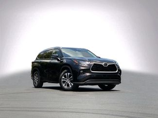 Used 2022 Toyota Highlander XLE FWD video 2