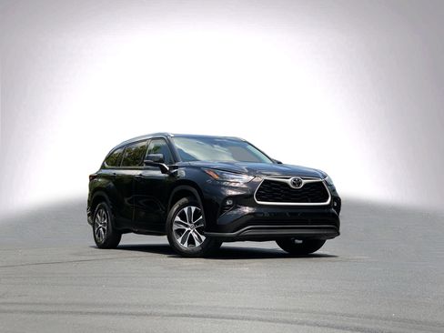 Used 2022 Toyota Highlander XLE FWD image 2