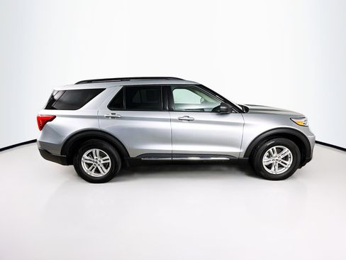 Used 2022 Ford Explorer XLT image 2