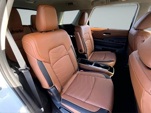 New 2025 Nissan Pathfinder Platinum image 9