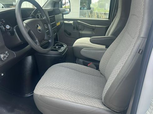 Used 2018 Chevrolet Express 2500 RWD image 18