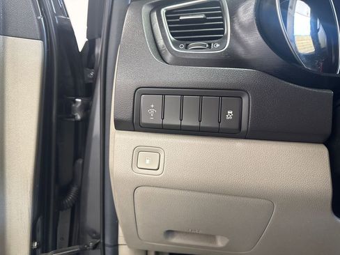 Used 2015 Kia Sedona LX w/ LX Convenience Package FWD image 11
