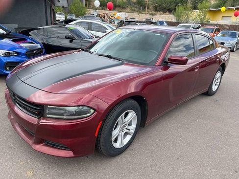 Used 2018 Dodge Charger SXT RWD image 3