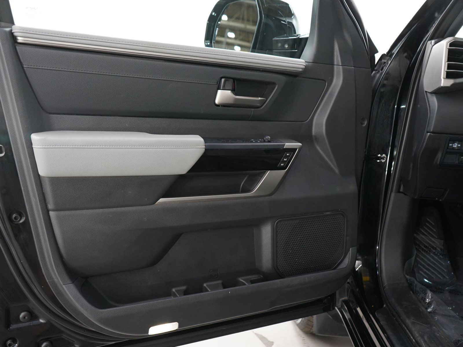 Used 2025 Toyota Tundra Limited AWD/4WD image 18