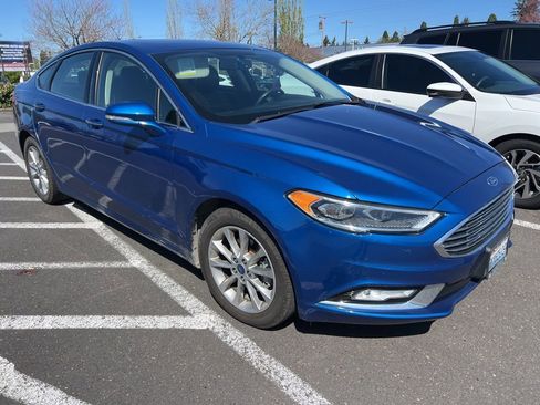 Used 2017 Ford Fusion SE w/ Fusion SE Technology Package FWD image 3