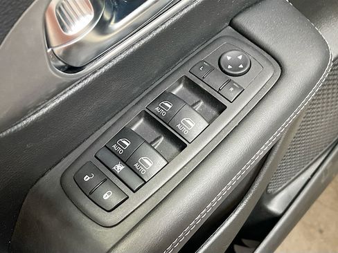 Used 2026 Chrysler Pacifica Select image 17