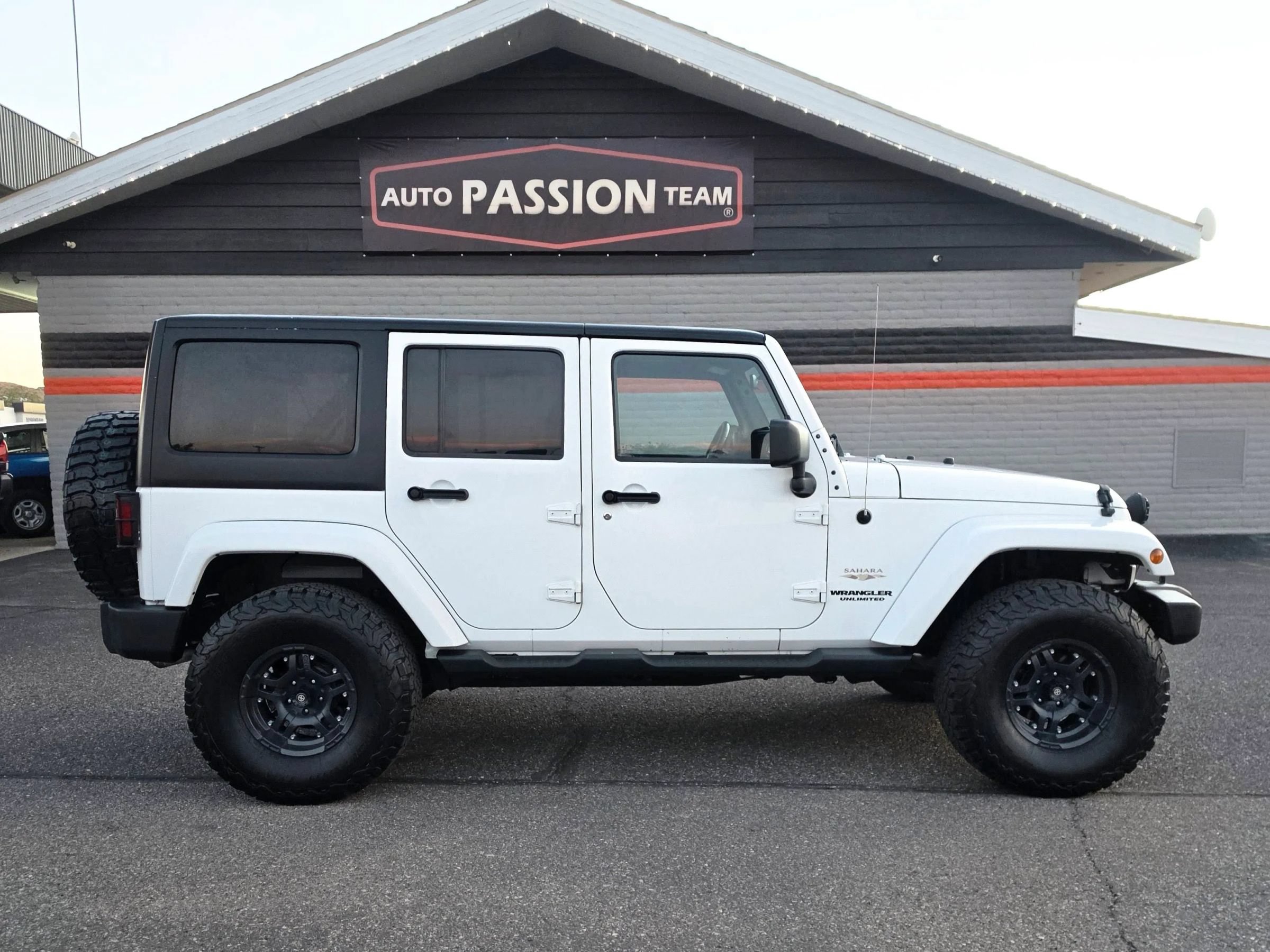Used 2012 Jeep Wrangler Unlimited Sahara w/ Dual Top Group AWD/4WD image 5