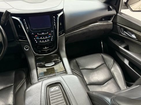 Used 2019 Cadillac Escalade Platinum image 32