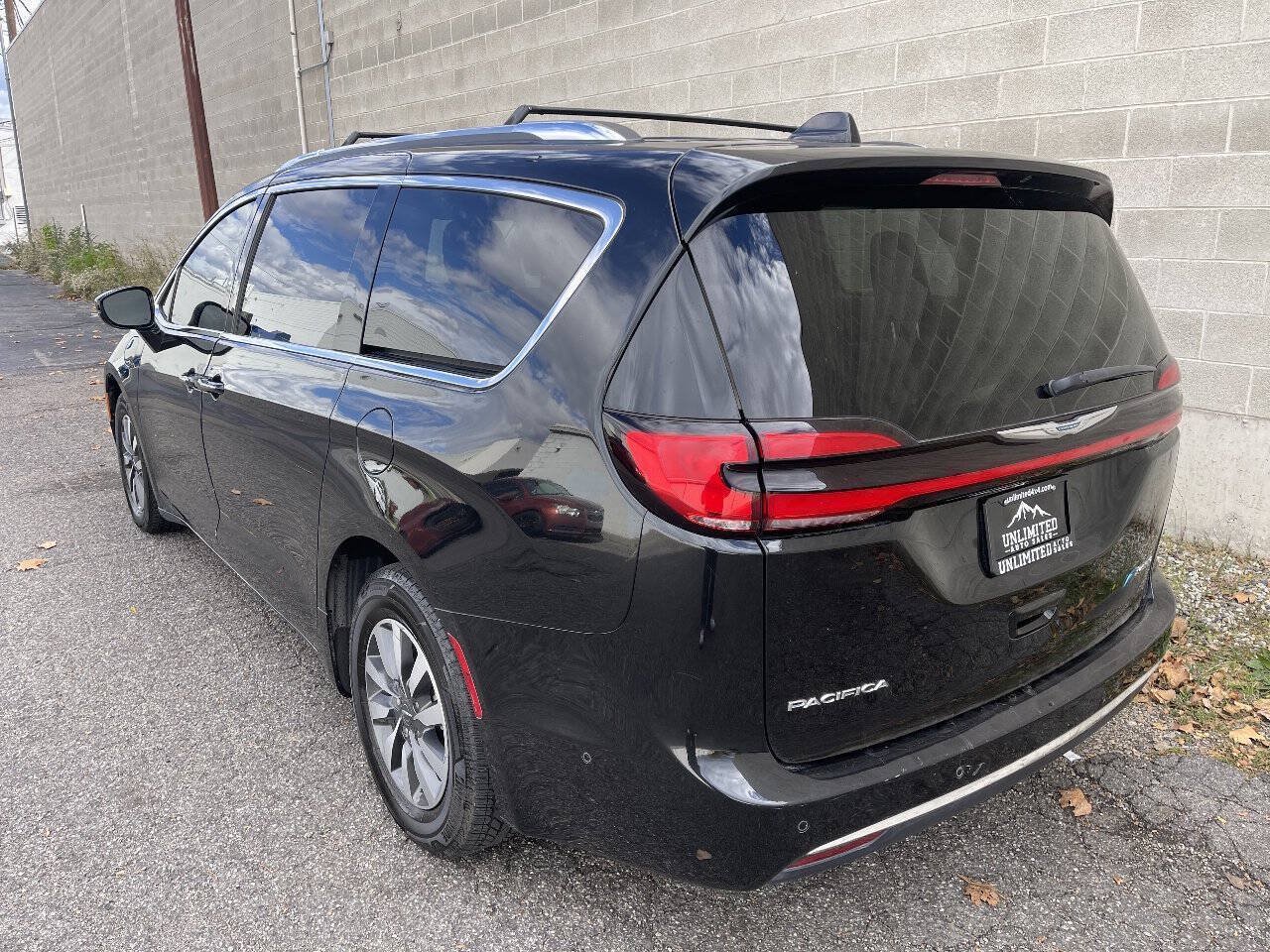 Used 2021 Chrysler Pacifica Touring-L FWD image 5