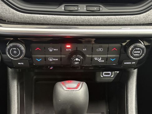 Used 2024 Jeep Compass Latitude image 18