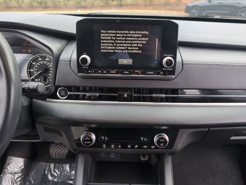 Used 2024 Mitsubishi Outlander ES image 16