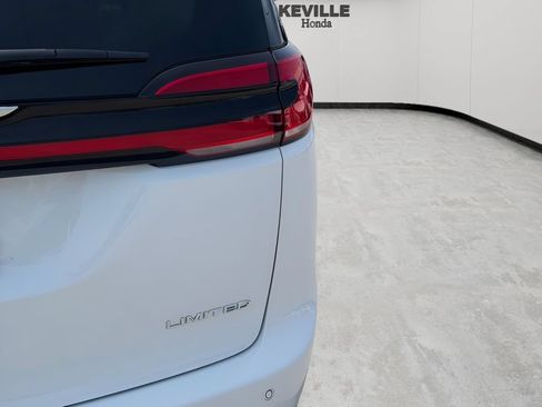 Used 2024 Chrysler Pacifica Limited FWD image 7