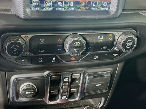 Used 2020 Jeep Wrangler Unlimited Sahara AWD/4WD image 24