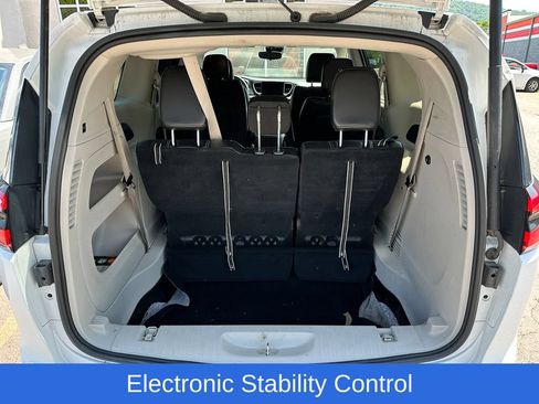 Used 2023 Chrysler Pacifica Touring-L FWD image 6