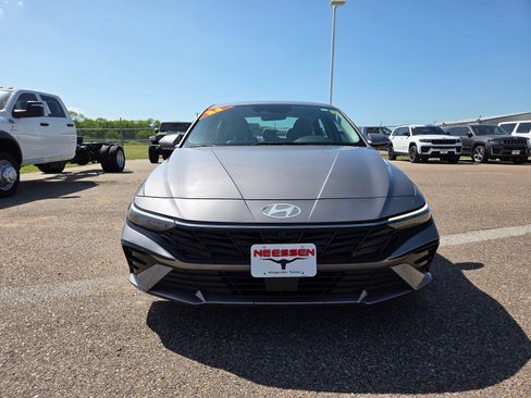 Used 2024 Hyundai Elantra Limited FWD image 2