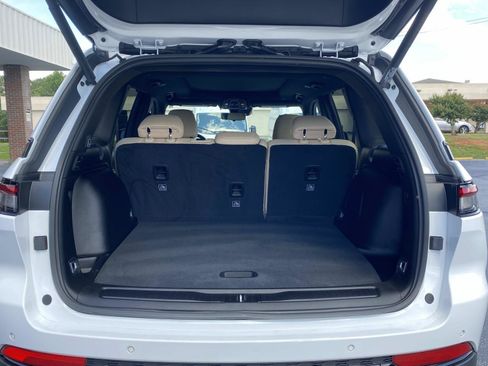 Used 2025 Jeep Grand Cherokee Limited w/ Luxury Tech Group II RWD image 6