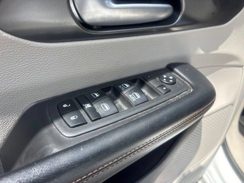Used 2020 Chrysler Pacifica Touring-L FWD image 11