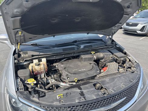Used 2017 Chrysler Pacifica Touring-L FWD image 33