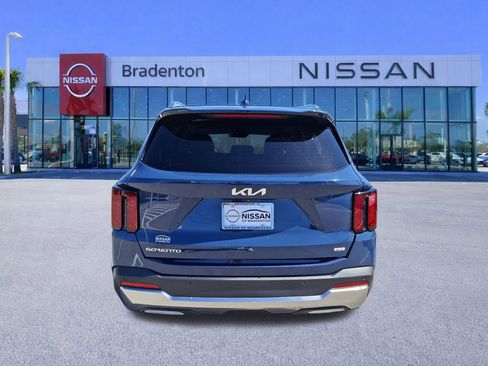 Used 2024 Kia Sorento S w/ Panoramic Sunroof Package image 6