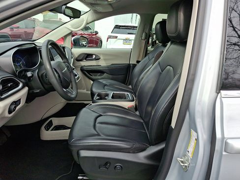 Used 2023 Chrysler Pacifica Touring-L image 16