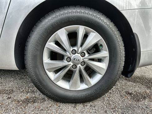 Used 2016 Kia Sedona LX image 8