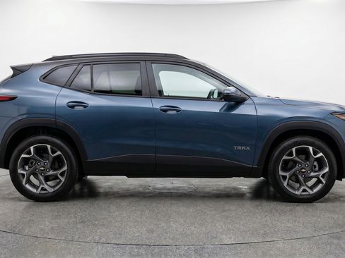 Used 2025 Chevrolet Trax LT w/ LT Convenience Package FWD image 11
