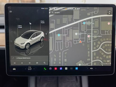 Used 2024 Tesla Model Y Long Range AWD/4WD image 46