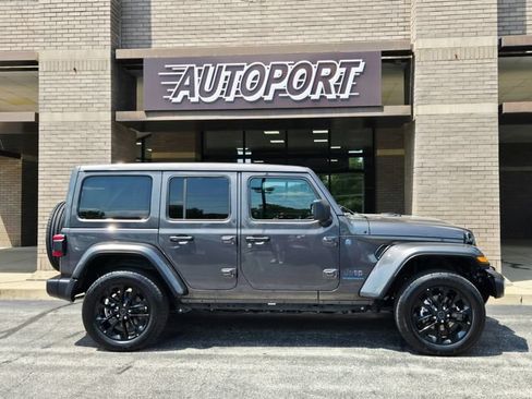 Used 2025 Jeep Wrangler Unlimited Sahara w/ Safety Group AWD/4WD image 4